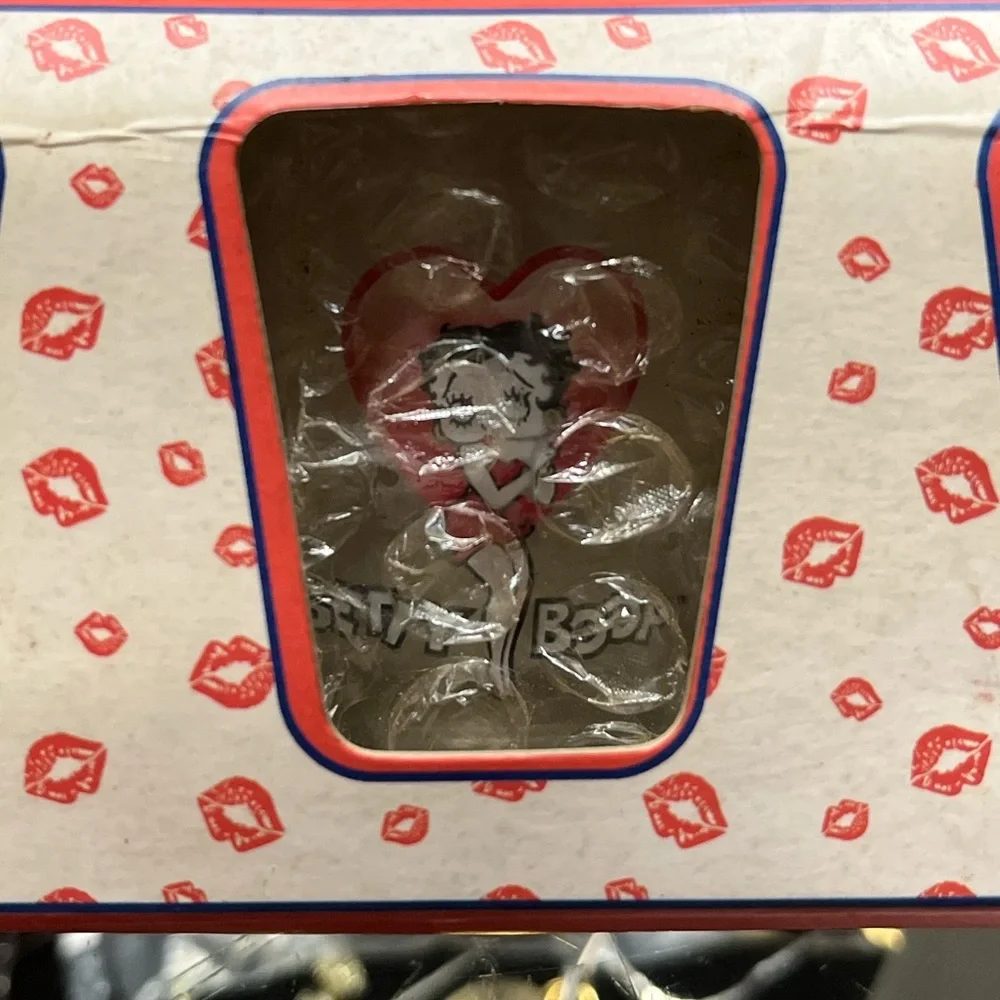 Betty Boop Collectible Glass Set - Picture 2 of 2
